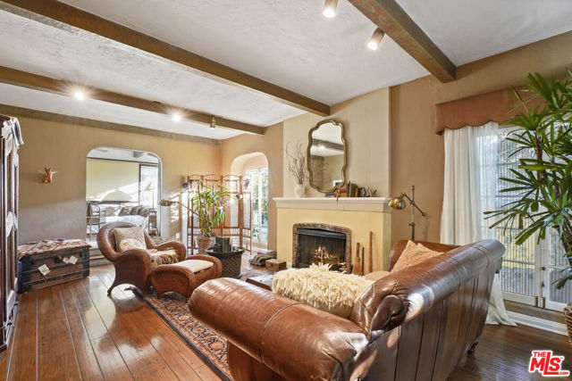 1326 Cordova Avenue, Glendale CA: https://media.crmls.org/mediaz/65501b93-573b-4294-a557-30c538c2b90e.jpg