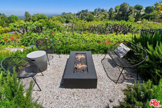 17237 Quesan Place, Encino CA: https://media.crmls.org/mediaz/655087cf-0fcd-478a-9f2b-23c7ca759c3f.jpg