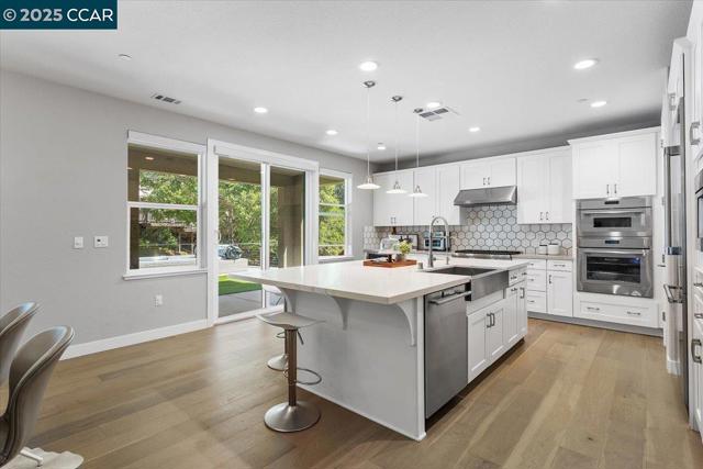 17691 Whisper Ln, Castro Valley CA: https://media.crmls.org/mediaz/6550f18c-ad40-4f59-acc5-02d4d75fe025.jpg