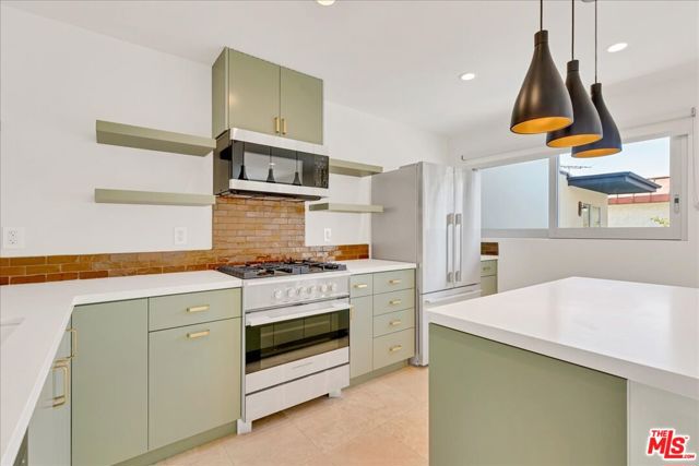 210 S Hamilton Drive, Beverly Hills CA: https://media.crmls.org/mediaz/6550f567-0107-4072-9dec-d3873f00e16c.jpg
