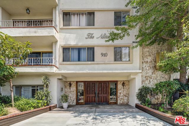 910 S Holt Avenue, Los Angeles CA: https://media.crmls.org/mediaz/65528a1a-ccc5-4f4f-9c79-63b679de200f.jpg