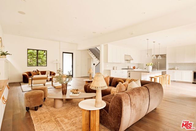 1023 Superba Avenue, Venice CA: https://media.crmls.org/mediaz/6552f7b2-6406-4113-8a19-ccfc48633485.jpg