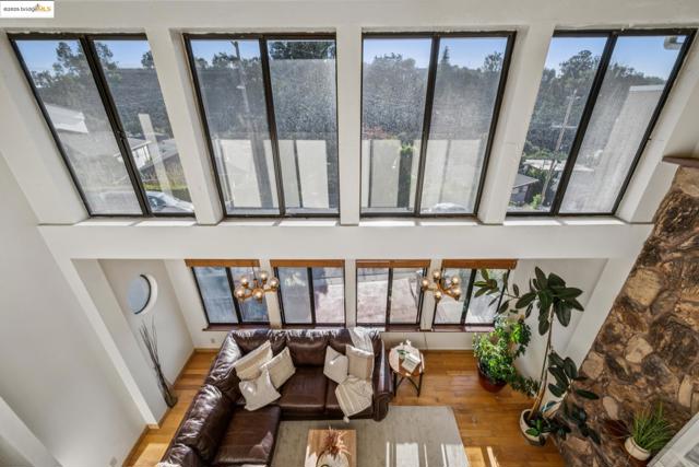 9090 Castlewood St, Oakland CA: https://media.crmls.org/mediaz/655382eb-d958-43da-92ab-30a7847d9216.jpg