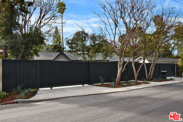 4512 Libbit Avenue, Encino CA: https://media.crmls.org/mediaz/65538453-e2f5-4c72-bf88-a04c586d5df8.jpg