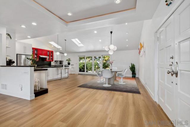 7645 Caminito Coromandel, La Jolla CA: https://media.crmls.org/mediaz/65543638-856c-43e5-a627-f1f462407e19.jpg