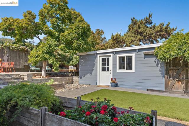 1000 Navellier St, El Cerrito CA: https://media.crmls.org/mediaz/65559e03-cce7-401a-b3f3-eefedf84a9f3.jpg