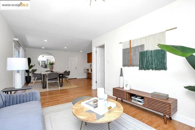 789 E Angela St, Pleasanton CA: https://media.crmls.org/mediaz/6555a2bc-b340-4d88-96f6-871739e2cd27.jpg