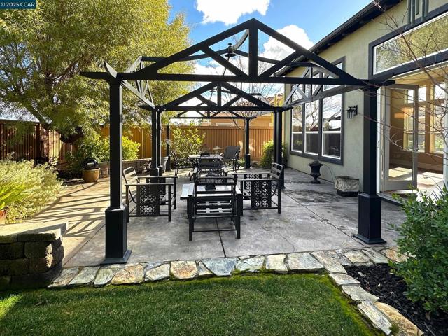 1759 Latour Ave, Brentwood CA: https://media.crmls.org/mediaz/6555a9d7-f94a-4301-858b-ff40c6ab1986.jpg