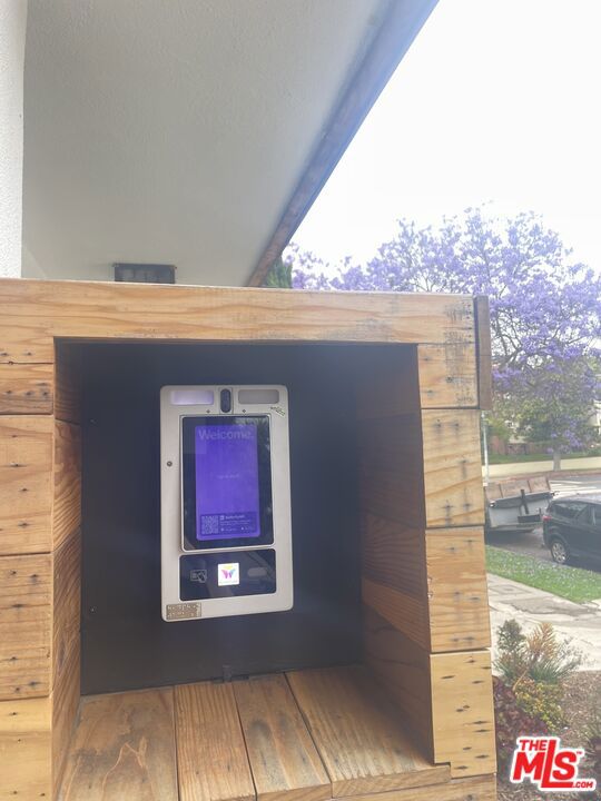 1609 Veteran Avenue, Los Angeles CA: https://media.crmls.org/mediaz/655648f6-58bb-4cff-81bd-7acaab40adde.jpg