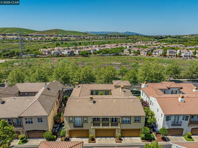 7774 Stoneleaf Rd, San Ramon CA: https://media.crmls.org/mediaz/65568a70-ba0e-4cd5-81f6-4fe4af74168d.jpg
