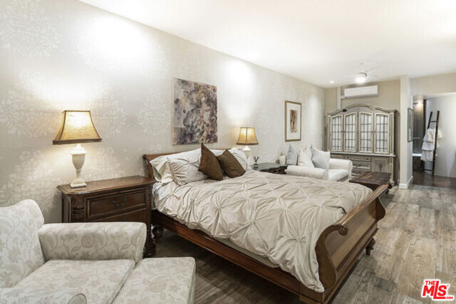 1650 Veteran Avenue, Los Angeles CA: https://media.crmls.org/mediaz/6558b141-45fe-4bdd-b4ef-d7f871720987.jpg