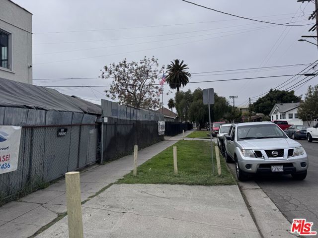 858 W 88th Street, Los Angeles CA: https://media.crmls.org/mediaz/6558e7e2-4ef7-4df5-bc70-33db919c42b0.jpg