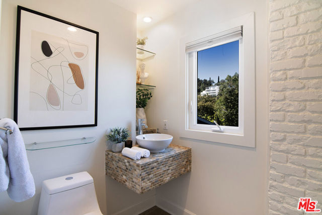 3908 Fairway Avenue, Studio City CA: https://media.crmls.org/mediaz/65591391-d01a-42a3-9ffa-6ae6480b5512.jpg