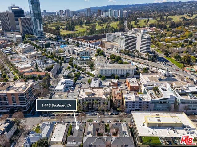 144 S Spalding Drive, Beverly Hills CA: https://media.crmls.org/mediaz/65597ebc-2dd7-41fc-8ef3-a9054a9faa91.jpg