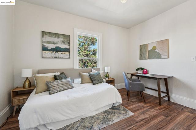 1549 5Th Ave, Oakland CA: https://media.crmls.org/mediaz/655a1d26-c22b-4835-b651-fa2387c58daf.jpg