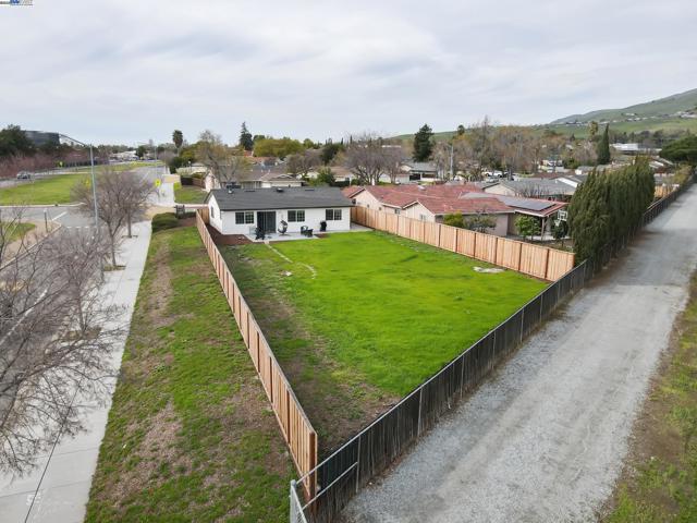 1300 Cirolero St, Milpitas CA: https://media.crmls.org/mediaz/655d2edd-e413-4165-b5b2-b2418103c28f.jpg
