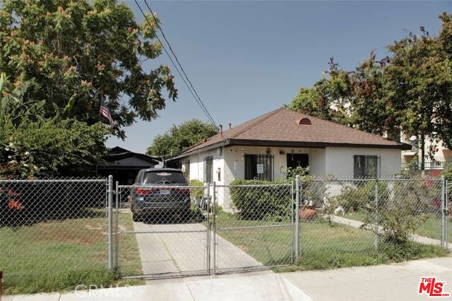 905 N Hickory Avenue, Compton CA: https://media.crmls.org/mediaz/655d96e6-0918-4da2-a519-3250b78fcffd.jpg
