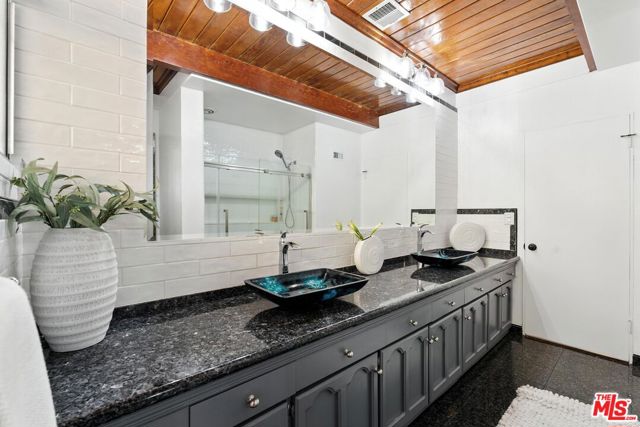 4134 W 60th Street, Los Angeles CA: https://media.crmls.org/mediaz/655dc2b7-472a-46a9-9463-09872dc812e6.jpg