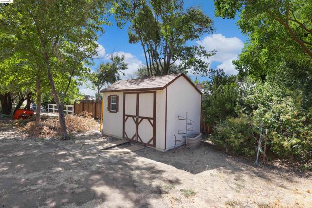 2921 Anderson Ln, Brentwood CA: https://media.crmls.org/mediaz/655df15a-3c90-4791-bda1-833a9982399c.jpg