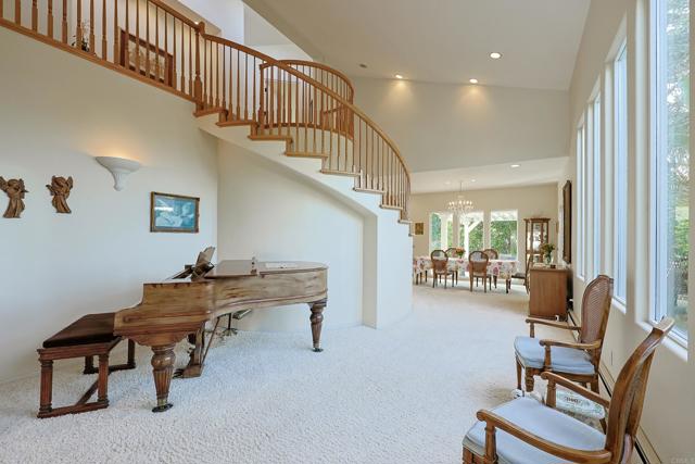 638 Margarita Ave, Coronado CA: https://media.crmls.org/mediaz/655f0f67-2597-487f-8160-24fe3dda0382.jpg