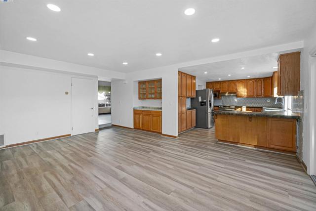 3608 Siskiyou Ct, Hayward CA: https://media.crmls.org/mediaz/655f7799-0c5a-4bb5-b430-63a03bd2969e.jpg