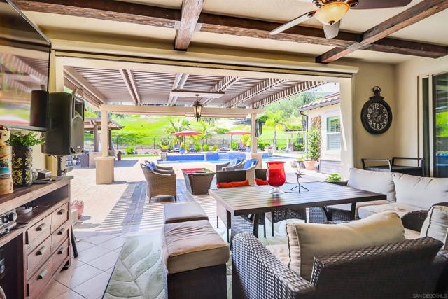 466 Agua Vista Dr, Chula Vista CA: https://media.crmls.org/mediaz/655f973e-200c-491d-8fb3-8e7bdad9b2f0.jpg