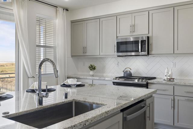 Image 17 of 39 For 9572 Seawind Way