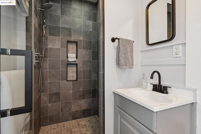 1642 10Th St, Berkeley CA: https://media.crmls.org/mediaz/6560338b-4380-468a-b7af-6c95611bd4e6.jpg