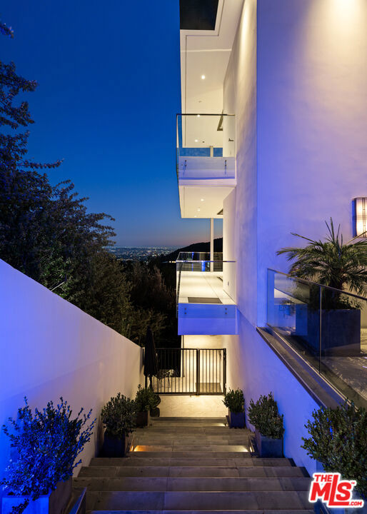 7080 W MULHOLLAND Drive, Los Angeles CA: https://media.crmls.org/mediaz/6560c8e7-f051-448e-a9a4-b65d479de500.jpg