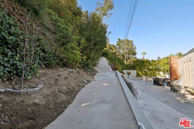 15539 Hamner Drive, Los Angeles CA: https://media.crmls.org/mediaz/656123c6-f46b-4175-8488-f54882bf75ce.jpg