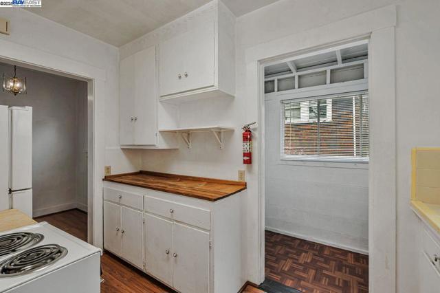 1560 Lincoln Ave #B, Alameda CA: https://media.crmls.org/mediaz/65616e8e-7489-4335-9e5d-62c128404310.jpg