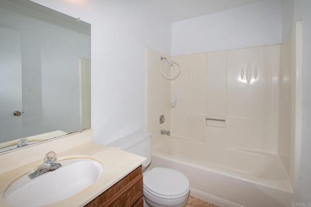 737 Nob Circle, Vista CA: https://media.crmls.org/mediaz/65620060-a3b5-4867-80dc-60411aee7af2.jpg