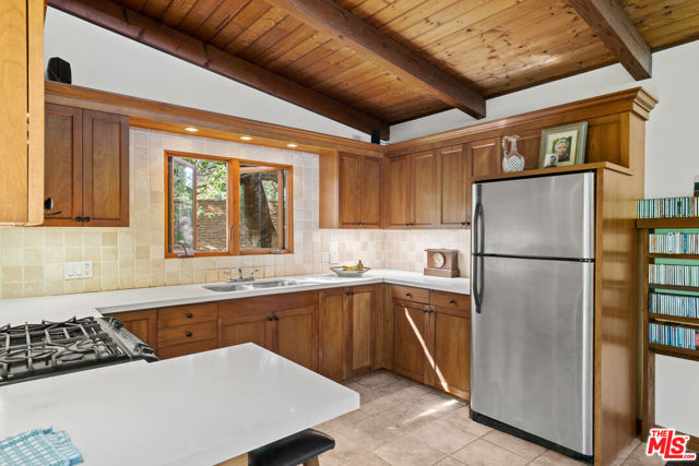 21550 Summit Trail, Topanga CA: https://media.crmls.org/mediaz/6562b962-044a-4b57-beef-480da61e6df8.jpg