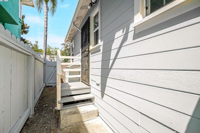 6133 Seminary Ave, Oakland CA: https://media.crmls.org/mediaz/656452d7-d794-47ee-b9e0-f198b693f310.jpg