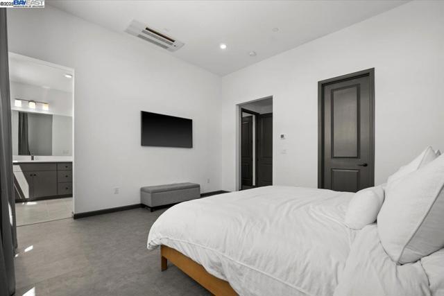 5483 Melissa Ln, Dublin CA: https://media.crmls.org/mediaz/65646fe8-fe43-4152-9d00-8242c057657e.jpg