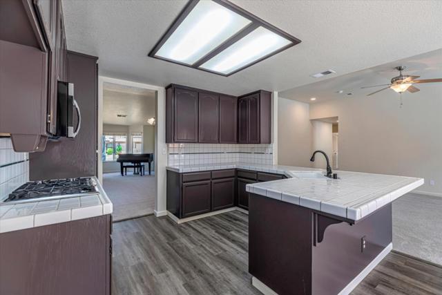 2161 Teakwood Court, Hollister CA: https://media.crmls.org/mediaz/65649ae2-0996-4036-bb1b-3a379386a390.jpg