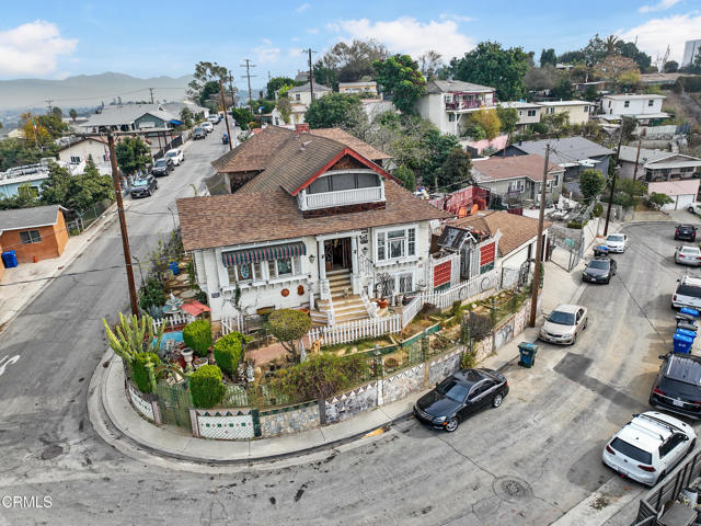1324 Volney Drive, Los Angeles CA: https://media.crmls.org/mediaz/6565e47b-95f8-4d2f-aa40-41b1cebc1c5d.jpg