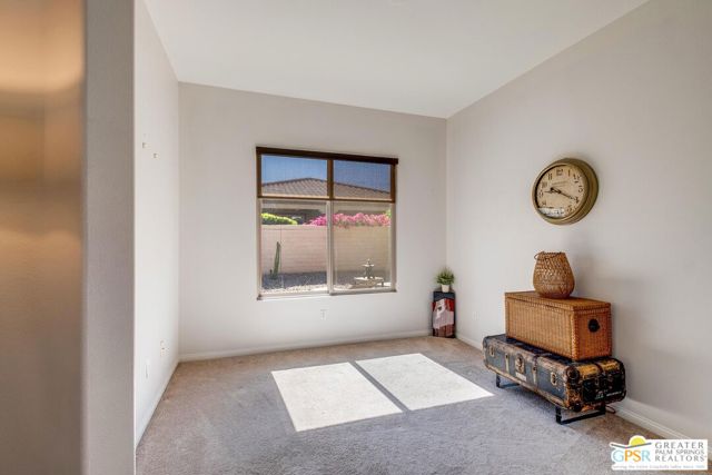 81091 Avenida Colonias, Indio CA: https://media.crmls.org/mediaz/65683f0d-de75-415d-af7b-678314a6cef9.jpg