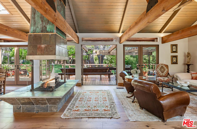 1064 Meadows End Drive, Calabasas CA: https://media.crmls.org/mediaz/65686adc-ee73-4856-b86a-7616666719f4.jpg