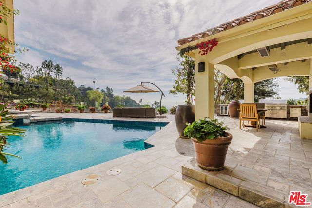 1401 Bel Air Road, Los Angeles CA: https://media.crmls.org/mediaz/656893f8-81f1-4366-bf18-28724c72e14e.jpg