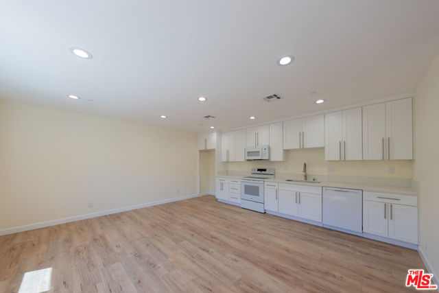 1031 Thompson, Glendale CA: https://media.crmls.org/mediaz/656950b2-16fe-4aee-b9b3-8fd2555cba79.jpg