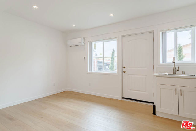 321 Lincoln Avenue, Glendale CA: https://media.crmls.org/mediaz/65697c8a-bb74-462b-bed8-17da4dd646b2.jpg