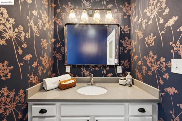 1042 Santa Clara Ave, Alameda CA: https://media.crmls.org/mediaz/6569d9af-9830-45b0-97fa-c45ad6a55ce0.jpg