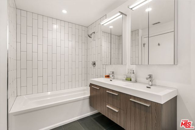 3724 1/2 Vinton Avenue, Los Angeles CA: https://media.crmls.org/mediaz/656a91b2-aa2c-4724-9180-894d554a1f12.jpg