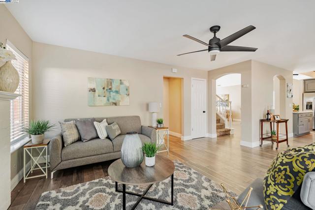 25 Phillips Ct, Tracy CA: https://media.crmls.org/mediaz/656b0b97-8399-4b6d-bb08-5959d694d6f4.jpg
