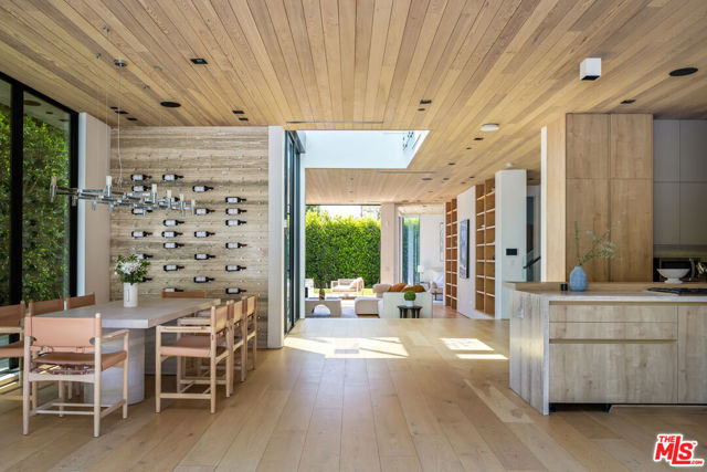 952 N Laurel Avenue, Los Angeles CA: https://media.crmls.org/mediaz/656b58ca-5e09-454e-bb83-34faf32d60ca.jpg