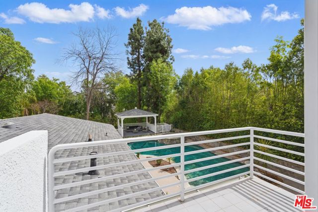 5220 Melvin Avenue, Tarzana CA: https://media.crmls.org/mediaz/656cd439-12d4-479c-80c0-13f95d2ff403.jpg