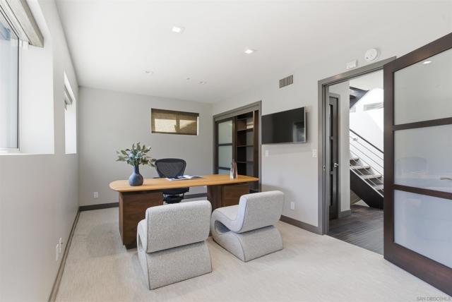 Image 44 of 60 For 2372 Oxford Ave