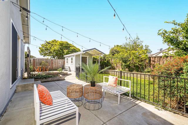 17303 Via Andeta, San Lorenzo CA: https://media.crmls.org/mediaz/656fc342-a16f-4436-a7c4-87f4160f82fb.jpg