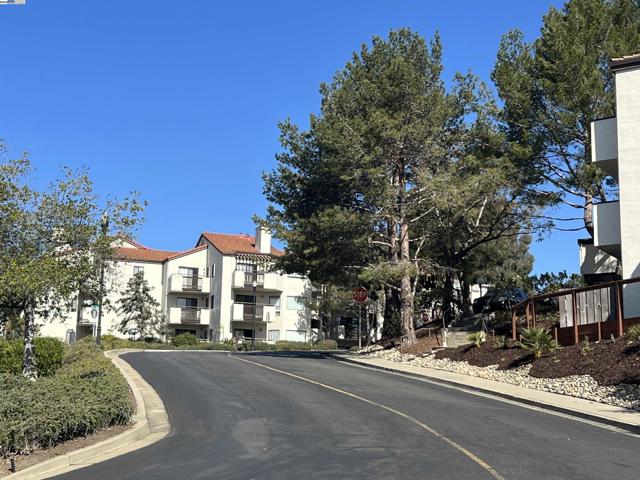 21228 Gary Dr, Hayward CA: https://media.crmls.org/mediaz/6570e0cb-2e35-4482-a36d-9e5522f17c55.jpg